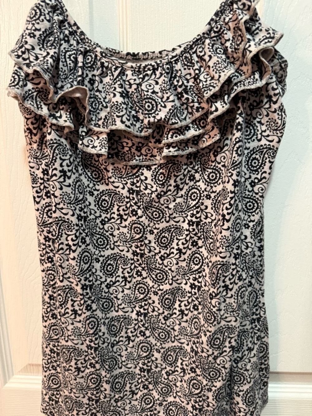 LOFT Ann Taylor Ruffled Adjustable  Strap tank top - Black & Off White Paisley M - Picture 2 of 4